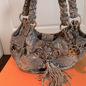 💯Michael Kors - metallic faux python skin handbag with tassel & shoulder straps